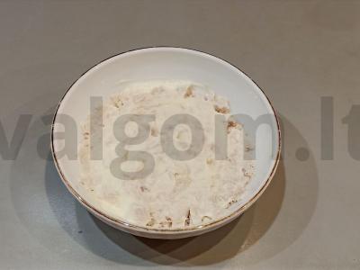 Salotas „Trio“ su vištienos krūtinėle, svogūnais ir kiaušiniu Žingsnis 4