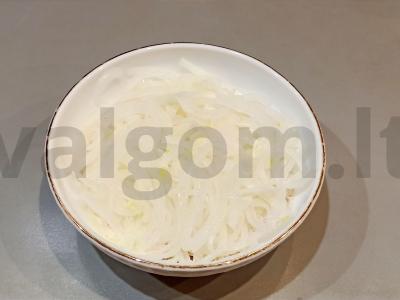 Salotas „Trio“ su vištienos krūtinėle, svogūnais ir kiaušiniu Žingsnis 5