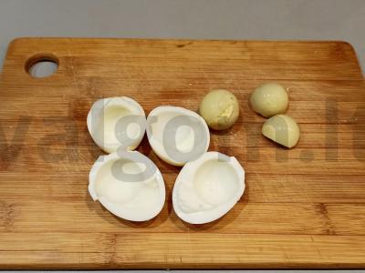 Salotas „Trio“ su vištienos krūtinėle, svogūnais ir kiaušiniu Žingsnis 6