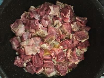 Veršiena, troškinta kokosų piene su džiovintomis abrikosais Žingsnis 1