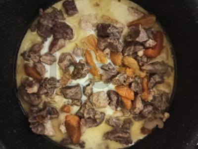 Veršiena, troškinta kokosų piene su džiovintomis abrikosais Žingsnis 2