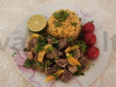 Veršiena, troškinta kokosų piene su džiovintomis abrikosais pagrindine nuotrauka