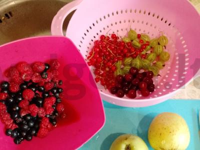 Šviežias vasaros kompotas iš obuolių ir uogų Žingsnis 1