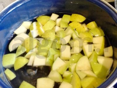 Šviežias vasaros kompotas iš obuolių ir uogų Žingsnis 3