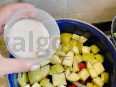 Šviežias vasaros kompotas iš obuolių ir uogų Žingsnis 6