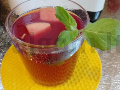 Šviežias vasaros kompotas iš obuolių ir uogų pagrindine nuotrauka