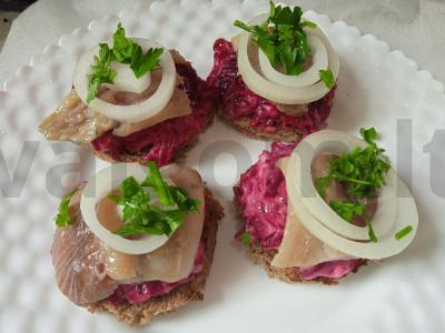 Sumuštiniai su burokėliais, silke ir svogūnais pagrindine nuotrauka