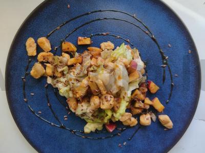 Salotos su vištiena ir obuoliu pagrindine nuotrauka