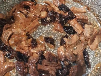 Jautiena su džiovintais slyvomis pagrindine nuotrauka