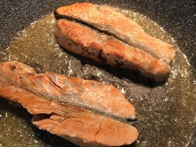 Lašiša grietinėlės padaže su česnakine žolele Žingsnis 1