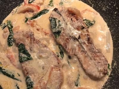 Lašiša grietinėlės padaže su česnakine žolele pagrindine nuotrauka