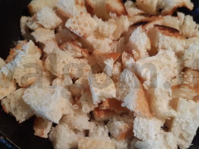 Nuostabus salotas „Vasaros džiaugsmas“ su rūkytomis vištienos krūtinėlėmis ir pomidorais Žingsnis 1