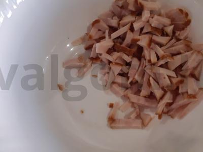 Nuostabus salotas „Vasaros džiaugsmas“ su rūkytomis vištienos krūtinėlėmis ir pomidorais Žingsnis 2