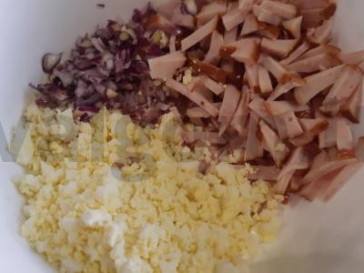 Nuostabus salotas „Vasaros džiaugsmas“ su rūkytomis vištienos krūtinėlėmis ir pomidorais Žingsnis 3