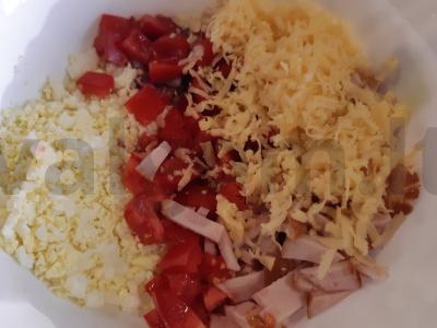 Nuostabus salotas „Vasaros džiaugsmas“ su rūkytomis vištienos krūtinėlėmis ir pomidorais Žingsnis 4