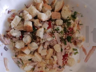 Nuostabus salotas „Vasaros džiaugsmas“ su rūkytomis vištienos krūtinėlėmis ir pomidorais Žingsnis 5