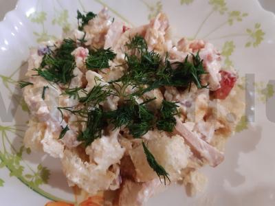 Nuostabus salotas „Vasaros džiaugsmas“ su rūkytomis vištienos krūtinėlėmis ir pomidorais pagrindine nuotrauka