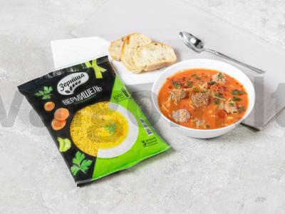 Pomidorų sriuba su meatballs ir vermišeliu pagrindine nuotrauka