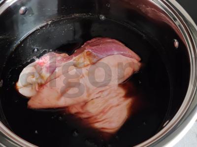 Kiaulienos kulniukas aluje su prieskoniais Žingsnis 1