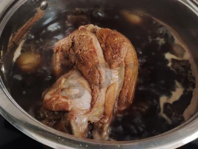 Kiaulienos kulniukas aluje su prieskoniais Žingsnis 2