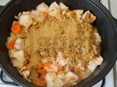 Plovas su vištienos filė, prieskoniais ir krapais Žingsnis 3