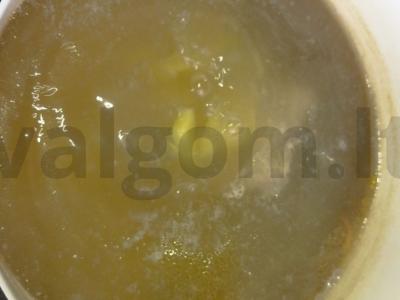 Sultinys su dešra mėsos sultinyje Žingsnis 1