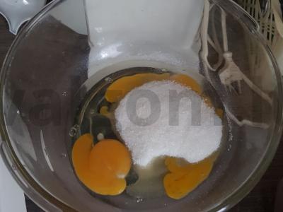 Biskvitas su bananais Žingsnis 1