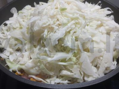 Kopūstų apkepas su daržovėmis Žingsnis 1