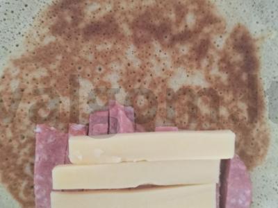 Blynai su dešros ir sūrio įdaru Žingsnis 3