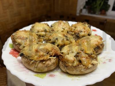 Įdaryti grybai su morkomis ir sūriu pagrindine nuotrauka