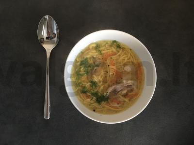 Vištienos makaronai su žolelėmis pagrindine nuotrauka