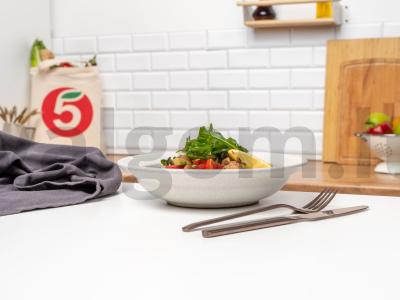 Šiltas bulvių salotas su alyvuogėmis ir paprika pagrindine nuotrauka