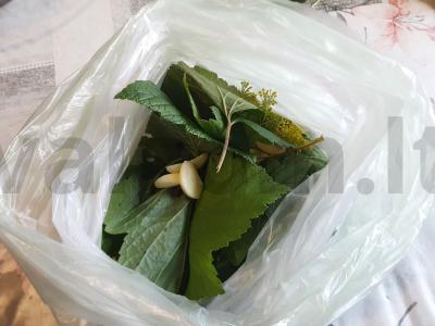 Greitai sūdyti agurkai maišelyje Žingsnis 1