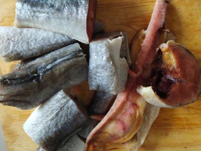 Namų žuvienė iš baltos ir raudonos žuvies Žingsnis 1