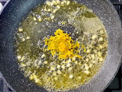 Originalus salotas su krevetėmis, avokadu ir persimonu Žingsnis 1