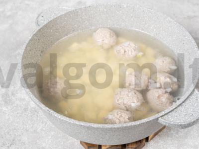 Sriuba su bulvėmis ir meatballs Žingsnis 2