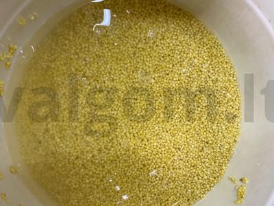 Pšeniška košė su kriaušėmis ir slyvomis Žingsnis 1