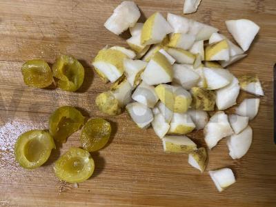 Pšeniška košė su kriaušėmis ir slyvomis Žingsnis 3