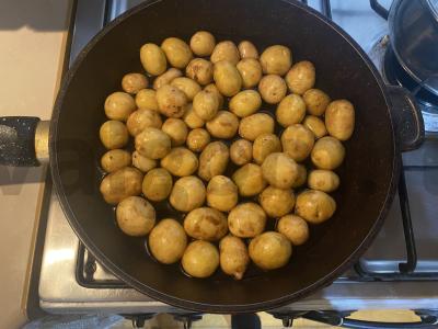 Jauni bulvės su česnaku Žingsnis 1