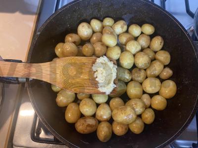 Jauni bulvės su česnaku Žingsnis 3