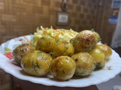 Jauni bulvės su česnaku pagrindine nuotrauka