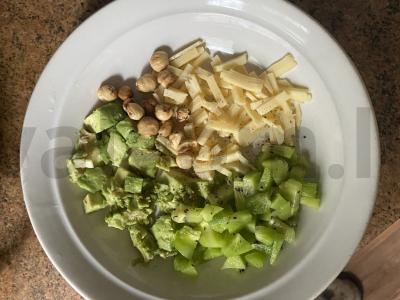 Salotos su kiviais, avokadu ir maasdamo sūriu Žingsnis 2