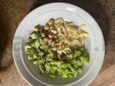 Salotos su kiviais, avokadu ir maasdamo sūriu Žingsnis 3