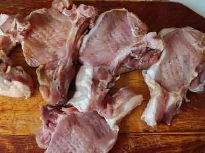 Kiauliena su kaulu, pomidoru, sūriu ir grybais Žingsnis 1