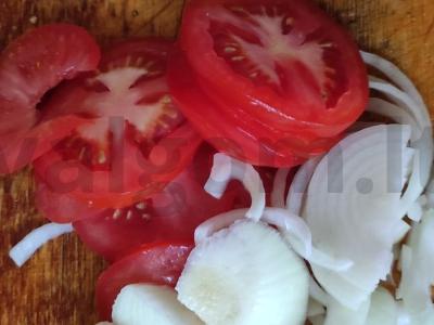 Kiauliena su kaulu, pomidoru, sūriu ir grybais Žingsnis 3