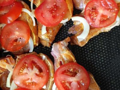 Kiauliena su kaulu, pomidoru, sūriu ir grybais Žingsnis 4