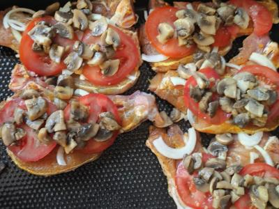 Kiauliena su kaulu, pomidoru, sūriu ir grybais Žingsnis 6