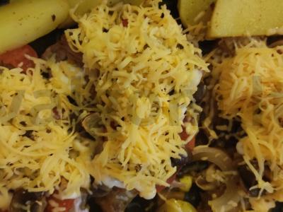 Kiauliena su kaulu, pomidoru, sūriu ir grybais Žingsnis 7