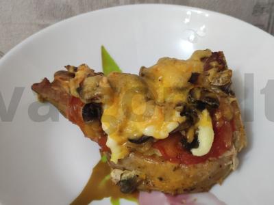 Kiauliena su kaulu, pomidoru, sūriu ir grybais pagrindine nuotrauka