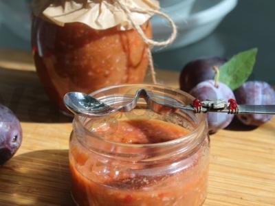 Slyvų adžika dabar ir vėliau pagrindine nuotrauka